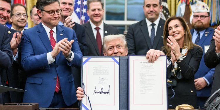 Trump firma la fine dello shutdown più lungo della storia Usa