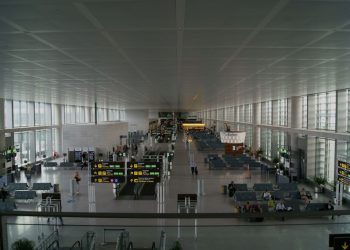 Tentano di imbarcare la nonna morta su un volo, scoperti prima della partenza