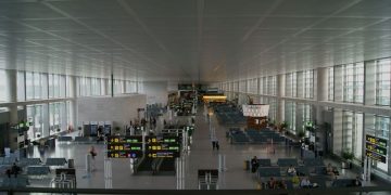 Tentano di imbarcare la nonna morta su un volo, scoperti prima della partenza