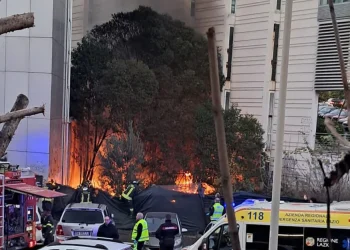A fuoco Scienze Politiche a Roma Tre, incendio in università: colonna di fumo denso e fiamme