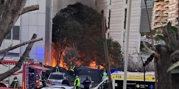 A fuoco Scienze Politiche a Roma Tre, incendio in università: colonna di fumo denso e fiamme