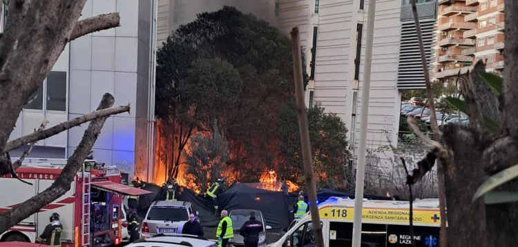 A fuoco Scienze Politiche a Roma Tre, incendio in università: colonna di fumo denso e fiamme