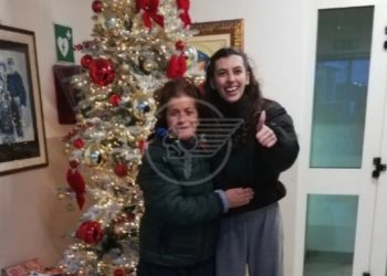 Insegnante trova una borsa piena di soldi e la restituisce: grande gesto di onestà a Rimini