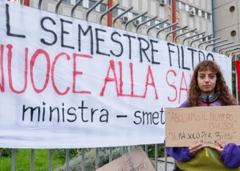 Caos ingresso a Medicina, ipotesi inserire tutti i candidati in graduatoria. Udu in piazza: “Bernini ha fallito”