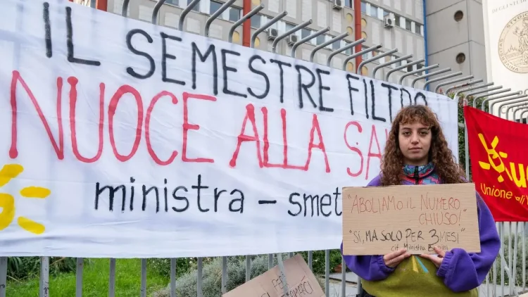 Caos ingresso a Medicina, ipotesi inserire tutti i candidati in graduatoria. Udu in piazza: “Bernini ha fallito”
