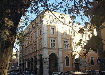 Bambino di 10 anni segregato in casa dalla madre: carabinieri lo portano in una comunità