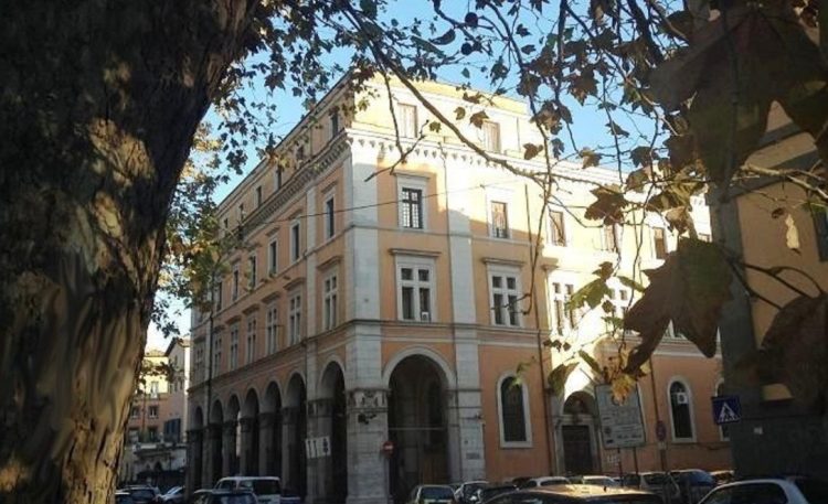 Bambino di 10 anni segregato in casa dalla madre: carabinieri lo portano in una comunità