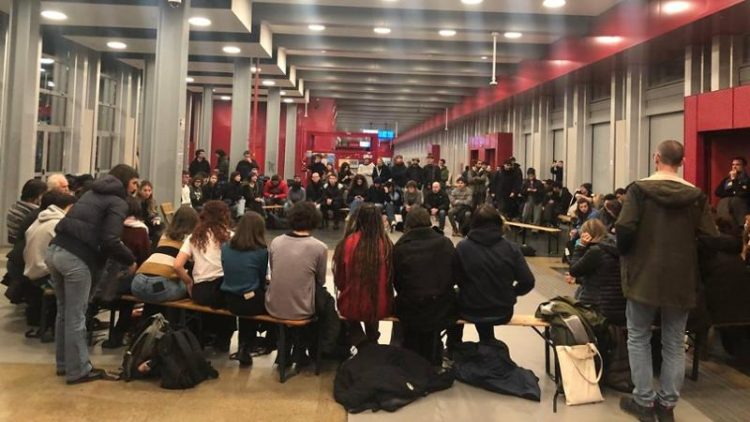 Torino, Palazzo Nuovo occupato dagli studenti: protesta contro la chiusura dell’edificio