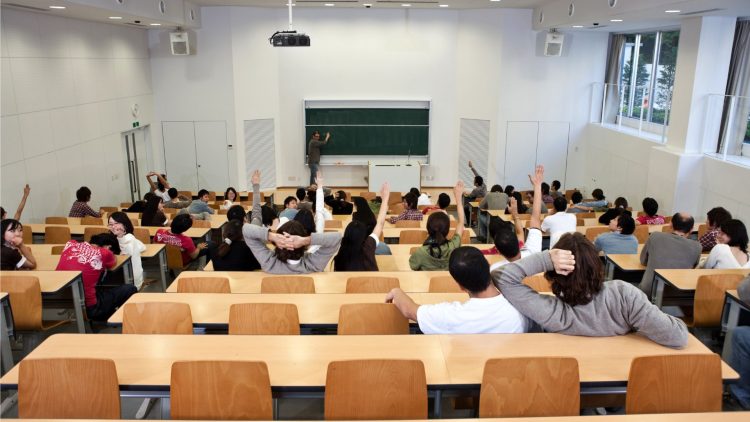 Meno 100mila laureati in 10 anni: l’università italiana regge nei ranking ma perde studenti