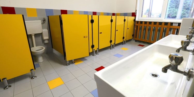 Studentesse spiate e filmate nei bagni dell’università: l’allarme alla Ca’ Foscari