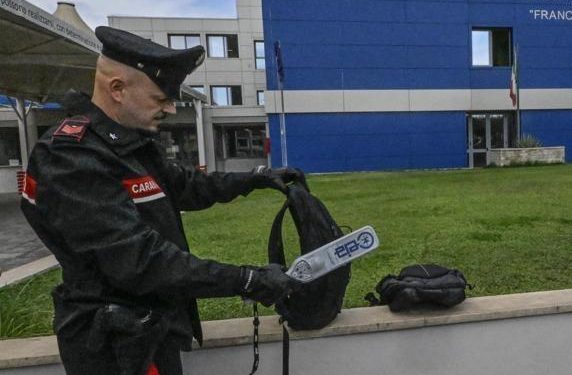 Arriva la circolare per l’uso di metal detector firmata da Piantedosi e Valditara