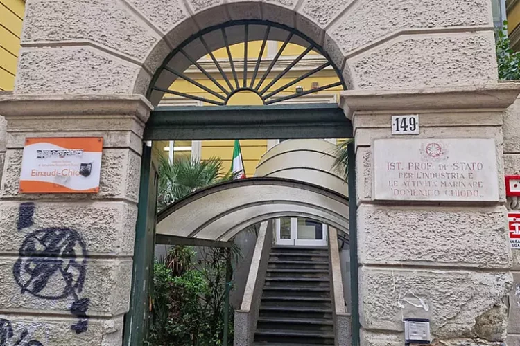 La Spezia, studente accoltellato a scuola: gravissimo un ragazzo di 18 anni