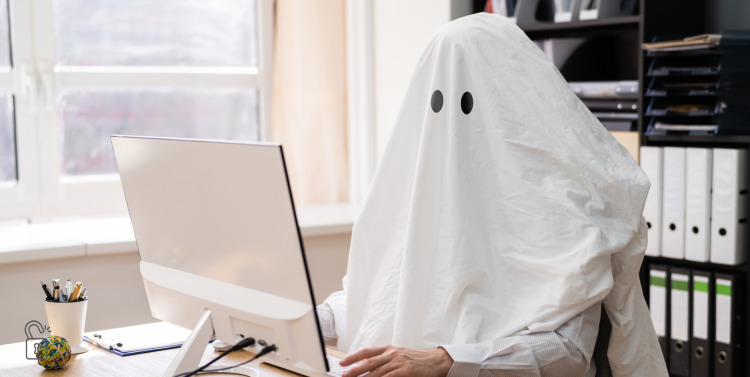 Perché le aziende pubblicano annunci di lavoro falsi: cosa sono i “ghost job” e perché riguardano anche l’Italia