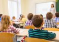 Nonno entra a scuola della nipote e prende a schiaffi il suo bullo