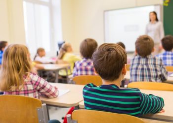 Nonno entra a scuola della nipote e prende a schiaffi il suo bullo