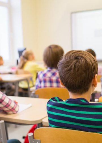 Nonno entra a scuola della nipote e prende a schiaffi il suo bullo