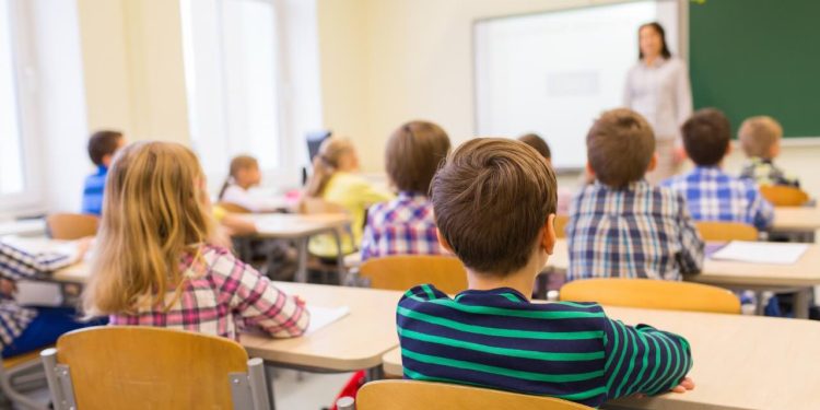 Nonno entra a scuola della nipote e prende a schiaffi il suo bullo