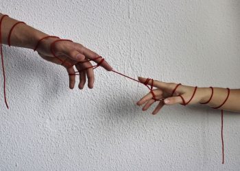 Violenza nelle relazioni tra adolescenti, Save the Children: “1 su 4 vittima di atteggiamenti aggressivi”. Cresce la richiesta di educazione affettiva a scuola