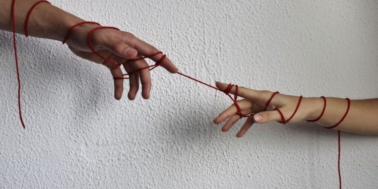 Violenza nelle relazioni tra adolescenti, Save the Children: “1 su 4 vittima di atteggiamenti aggressivi”. Cresce la richiesta di educazione affettiva a scuola