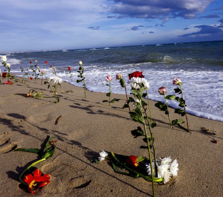 Strage di Cutro, preside annulla commemorazione a scuola, poi ritratta: “Un equivoco”