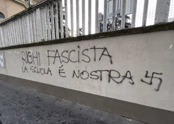 “Righi fascista, la scuola è nostra”. Liceo vandalizzato, lezioni sospese. Il preside: “Tristi, aria non serena”