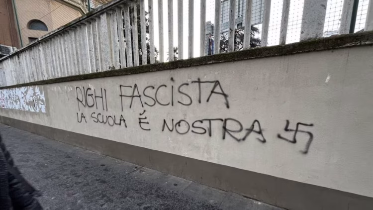 “Righi fascista, la scuola è nostra”. Liceo vandalizzato, lezioni sospese. Il preside: “Tristi, aria non serena”