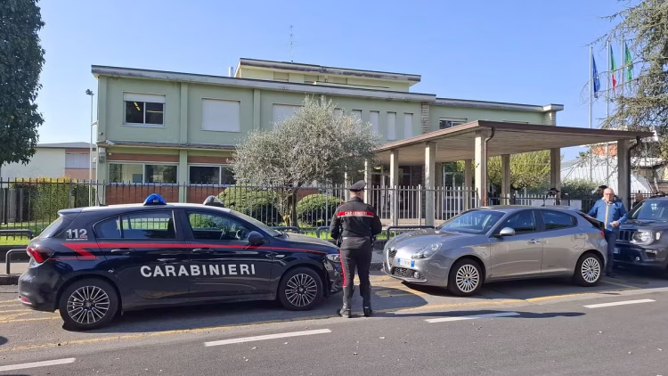 Bergamo, insegnante accoltellata alla gola da un alunno 13enne: è grave
