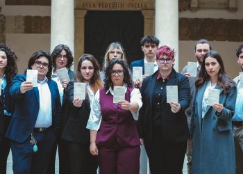 Fuorisede e voto, Paola Bonomo porta la tessera elettorale all’inaugurazione: “I giovani esistono e vogliono contare”