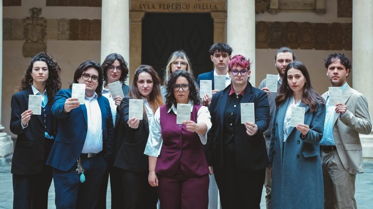 Fuorisede e voto, Paola Bonomo porta la tessera elettorale all’inaugurazione: “I giovani esistono e vogliono contare”