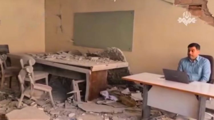 Teheran, lezione tra le macerie: il professore continua a insegnare dopo il raid sull’università