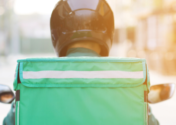 Rider e sfruttamento nel food delivery: l’inchiesta su Glovo riaccende il dibattito sui diritti del lavoro