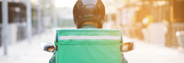 Rider e sfruttamento nel food delivery: l’inchiesta su Glovo riaccende il dibattito sui diritti del lavoro