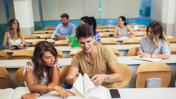 Studenti internazionali, l’Italia cresce e il bilancio torna positivo: trainano gli atenei in presenza
