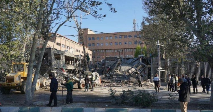 Iran, attacco aereo distrugge l’Università Sharif di Teheran