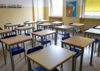 13enne muore precipitando dal secondo piano. In casa trovato un biglietto: “Sono stanco della scuola”