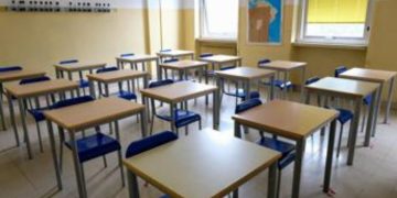 13enne muore precipitando dal secondo piano. In casa trovato un biglietto: “Sono stanco della scuola”