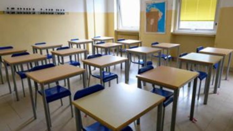 13enne muore precipitando dal secondo piano. In casa trovato un biglietto: “Sono stanco della scuola”