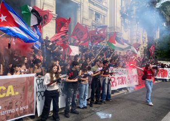 Protesta studenti davanti al ministero contro riarmo, prove Invalsi e riforma istituti tecnici: “mettete dei fiori nei vostri fucili”