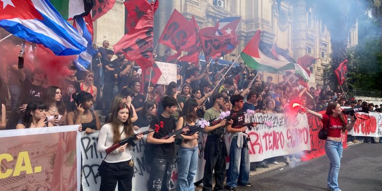 Protesta studenti davanti al ministero contro riarmo, prove Invalsi e riforma istituti tecnici: “mettete dei fiori nei vostri fucili”