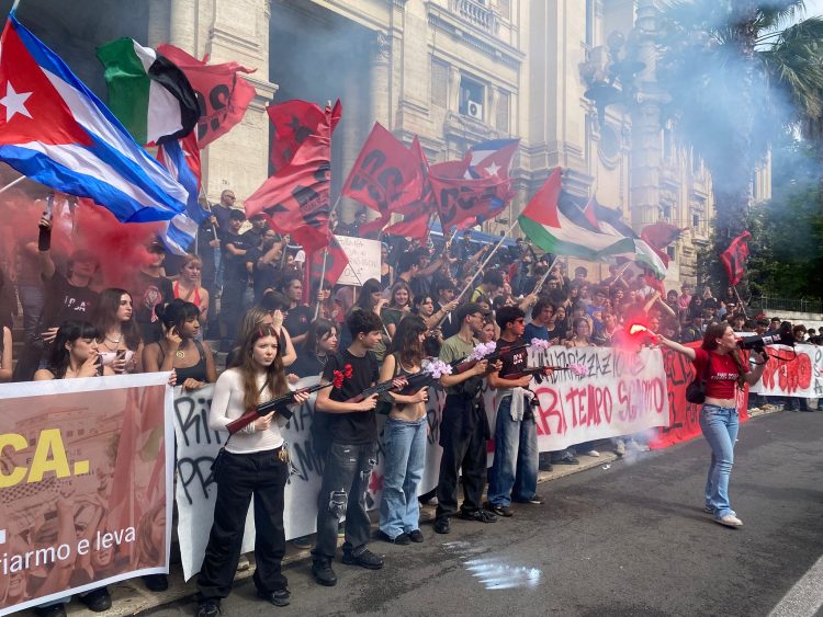 Protesta studenti davanti al ministero contro riarmo, prove Invalsi e riforma istituti tecnici: “mettete dei fiori nei vostri fucili”