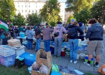 Scalzi e bendati per “provare” la rotta dei migranti: sulla scuola di Marostica arriva l’interrogazione a Valditara