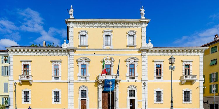 Brescia, caso a sfondo sessuale all’università: parole omofobe, offese all’aspetto fisico delle ragazze. La denuncia degli studenti