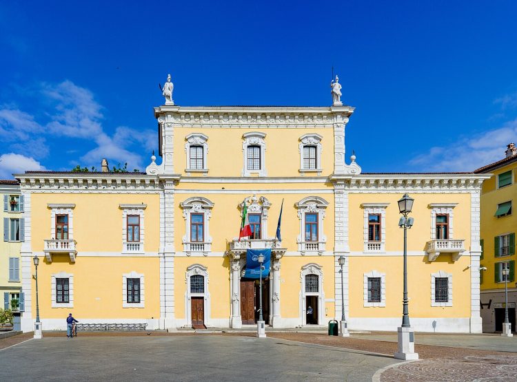 Brescia, caso a sfondo sessuale all’università: parole omofobe, offese all’aspetto fisico delle ragazze. La denuncia degli studenti