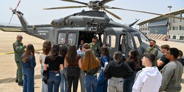 Studenti delle superiori a lezione con l’Aeronautica Militare: la protesta delle mamme