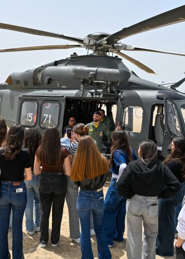 Studenti delle superiori a lezione con l’Aeronautica Militare: la protesta delle mamme