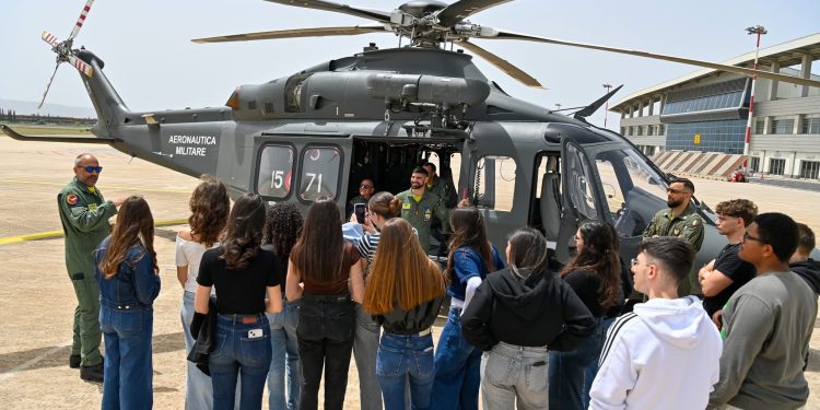 Studenti delle superiori a lezione con l’Aeronautica Militare: la protesta delle mamme