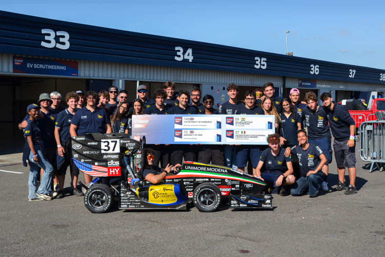 Unimore sul podio a Silverstone: More Modena Racing conquista il secondo posto e sei trofei