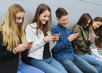 “Chi si iscrive ai social va peggio a scuola”: la ricerca dell’università Bicocca sugli studenti italiani