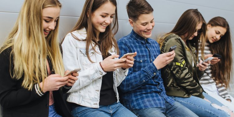 “Chi si iscrive ai social va peggio a scuola”: la ricerca dell’università Bicocca sugli studenti italiani