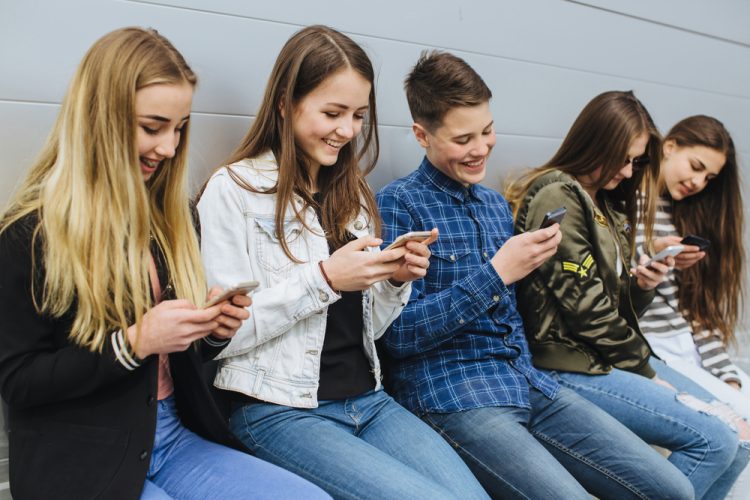 “Chi si iscrive ai social va peggio a scuola”: la ricerca dell’università Bicocca sugli studenti italiani